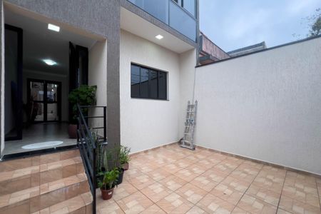 Casa à venda com 148m², 3 quartos e 2 vagas Casa à venda com 148m², 3 quartos e 2 vagasEntrada e garagem