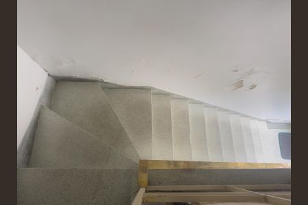 Casa à venda com 236m², 3 quartos e 3 vagas Casa à venda com 236m², 3 quartos e 3 vagasEscada