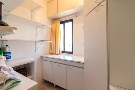 Apartamento à venda com 118m², 3 quartos e 2 vagas Apartamento à venda com 118m², 3 quartos e 2 vagasQuarto de Serviço