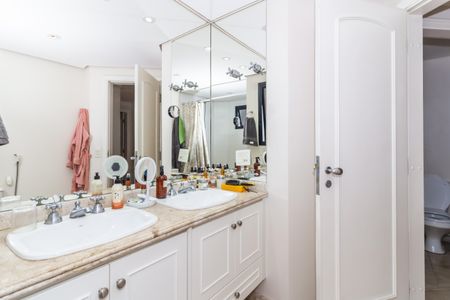 Apartamento para alugar com 310m², 5 quartos e 5 vagas Apartamento para alugar com 310m², 5 quartos e 5 vagasBanheiro da Suíte 1