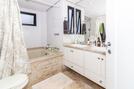 Apartamento para alugar com 310m², 5 quartos e 5 vagas Apartamento para alugar com 310m², 5 quartos e 5 vagasBanheiro da Suíte 1