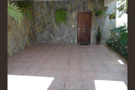 Casa à venda com 300m², 3 quartos e 3 vagas Casa à venda com 300m², 3 quartos e 3 vagasEntrada