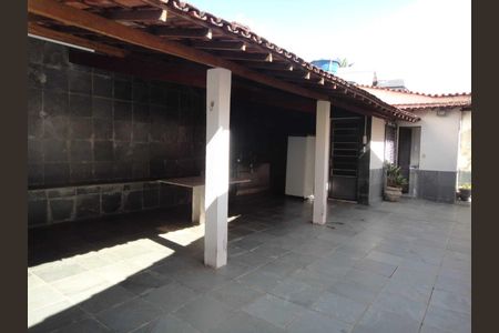 Casa à venda com 300m², 3 quartos e 3 vagas Casa à venda com 300m², 3 quartos e 3 vagasvaranda