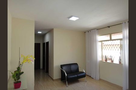 Casa à venda com 300m², 3 quartos e 3 vagas Casa à venda com 300m², 3 quartos e 3 vagasSala