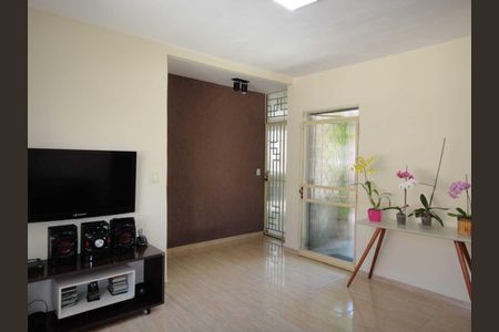 Casa à venda com 300m², 3 quartos e 3 vagas Casa à venda com 300m², 3 quartos e 3 vagasSala