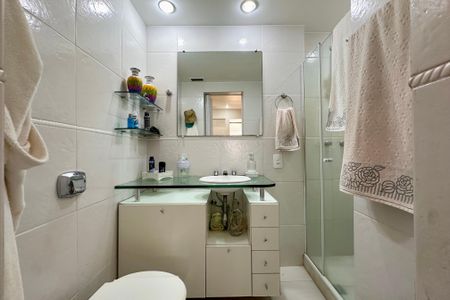 Apartamento para alugar com 230m², 3 quartos e 2 vagas Apartamento para alugar com 230m², 3 quartos e 2 vagasBanheiro da Suíte 1