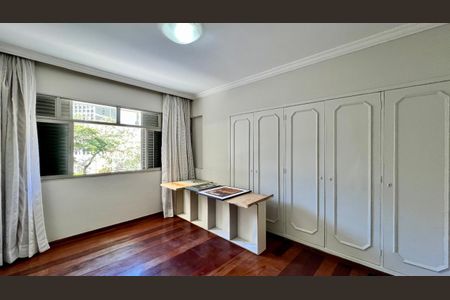 Apartamento à venda com 320m², 4 quartos e 3 vagas Apartamento à venda com 320m², 4 quartos e 3 vagasSuíte