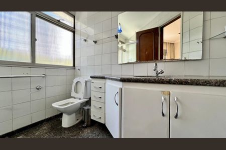 Apartamento à venda com 320m², 4 quartos e 3 vagas Apartamento à venda com 320m², 4 quartos e 3 vagasBanheiro Social