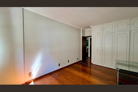 Apartamento à venda com 320m², 4 quartos e 3 vagas Apartamento à venda com 320m², 4 quartos e 3 vagasQuarto 1