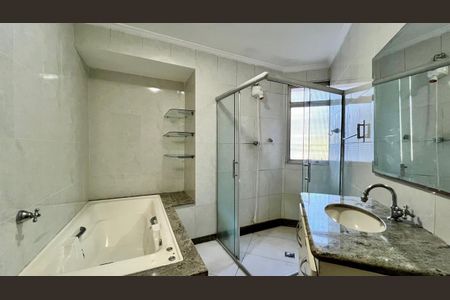Apartamento à venda com 320m², 4 quartos e 3 vagas Apartamento à venda com 320m², 4 quartos e 3 vagasBanheiro Suíte