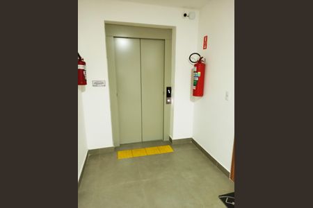 Apartamento à venda com 43m², 2 quartos e 1 vaga Apartamento à venda com 43m², 2 quartos e 1 vagaHall Elevador