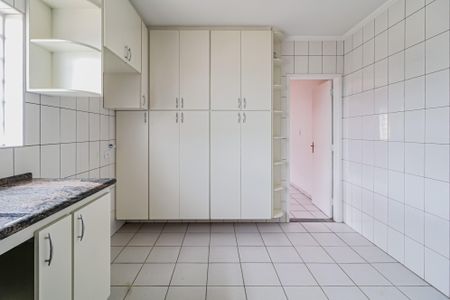 Casa à venda com 593m², 3 quartos e 5 vagas Casa à venda com 593m², 3 quartos e 5 vagasCozinha