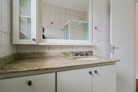 Casa à venda com 593m², 3 quartos e 5 vagas Casa à venda com 593m², 3 quartos e 5 vagasSuíte = Banheiro