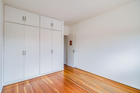 Casa à venda com 593m², 3 quartos e 5 vagas Casa à venda com 593m², 3 quartos e 5 vagasQuarto 2