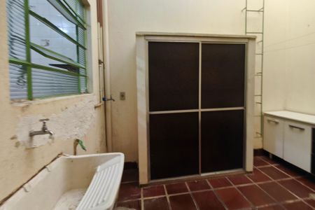 Casa à venda com 250m², 4 quartos e 2 vagas Casa à venda com 250m², 4 quartos e 2 vagasCasa 2 - Área de serviço