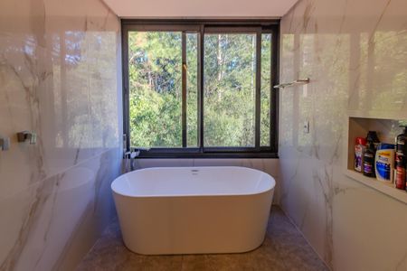 Casa de condomínio para alugar com 344m², 4 quartos e 4 vagasBanheiro da Suíte 4