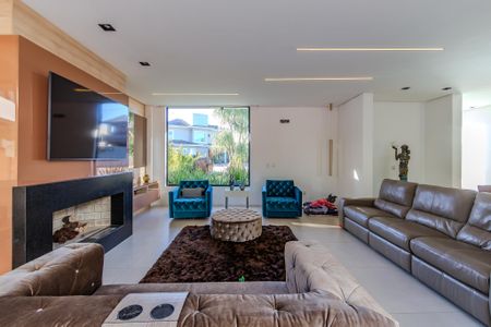 Casa de condomínio para alugar com 344m², 4 quartos e 4 vagasSala de TV