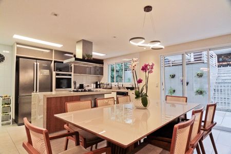 Casa à venda com 240m², 3 quartos e 2 vagasCozinha