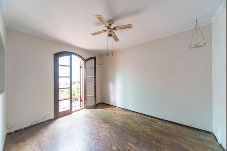 Casa à venda com 385m², 4 quartos e 3 vagas Casa à venda com 385m², 4 quartos e 3 vagasSala de TV