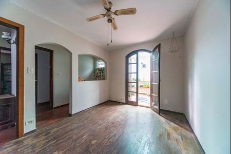 Casa à venda com 385m², 4 quartos e 3 vagas Casa à venda com 385m², 4 quartos e 3 vagasSala de TV