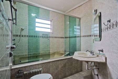 Casa à venda com 320m², 3 quartos e 10 vagasBanheiro da Suíte