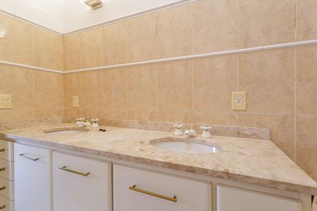 Apartamento à venda com 135m², 2 quartos e 2 vagas Apartamento à venda com 135m², 2 quartos e 2 vagasBanheiro da Suíte 1