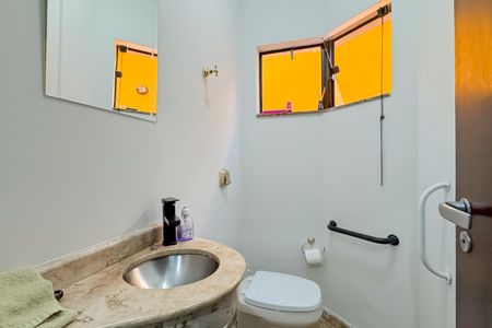 Casa à venda com 227m², 4 quartos e 4 vagasLavabo