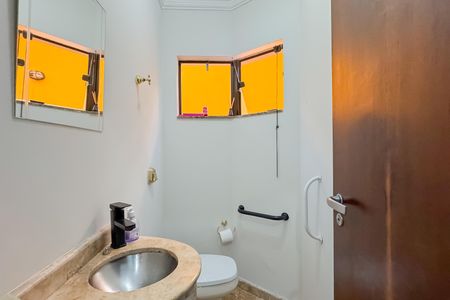 Casa à venda com 227m², 4 quartos e 4 vagasLavabo