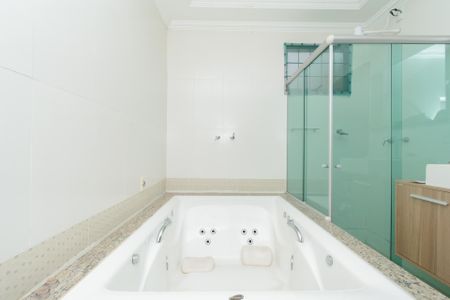 Apartamento à venda com 220m², 3 quartos e 1 vagaBanheiro da Suíte