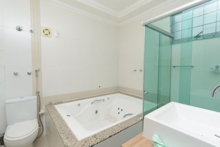 Apartamento à venda com 220m², 3 quartos e 1 vagaBanheiro da Suíte