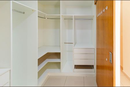 Apartamento à venda com 120m², 4 quartos e 2 vagasCloset Suíte 4