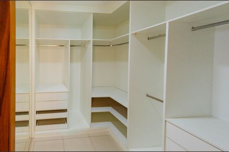 Apartamento à venda com 120m², 4 quartos e 2 vagasCloset Suíte 4
