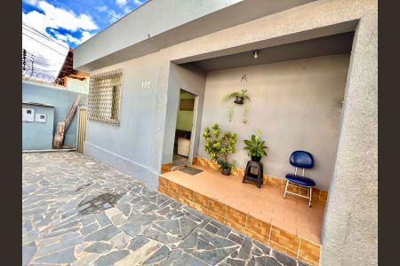 Casa à venda com 360m², 3 quartos e 3 vagas Casa à venda com 360m², 3 quartos e 3 vagasFachada