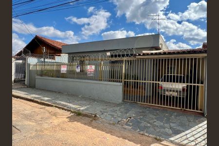 Casa à venda com 360m², 3 quartos e 3 vagas Casa à venda com 360m², 3 quartos e 3 vagasPlaca DUXZ-434