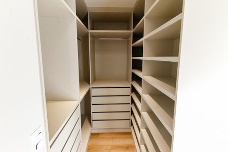 Apartamento para alugar com 142m², 3 quartos e 2 vagas Apartamento para alugar com 142m², 3 quartos e 2 vagasCloset da suíte 3