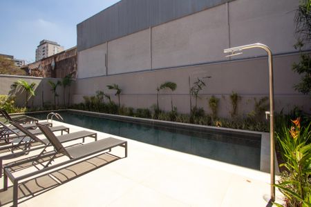 Apartamento à venda com 28m², 1 quarto e sem vaga Apartamento à venda com 28m², 1 quarto e sem vagaÁrea comum - Piscina