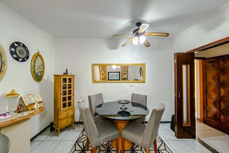 Casa à venda com 95m², 2 quartos e 2 vagasSala