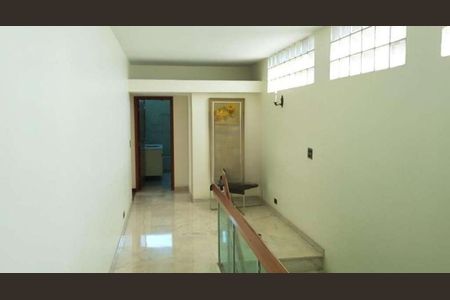 Casa à venda com 400m², 4 quartos e 6 vagas Casa à venda com 400m², 4 quartos e 6 vagasEscada