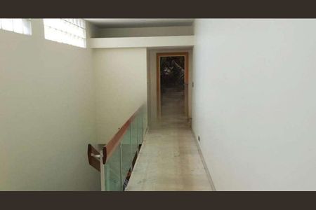 Casa à venda com 400m², 4 quartos e 6 vagas Casa à venda com 400m², 4 quartos e 6 vagasCorredor