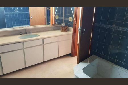 Casa à venda com 400m², 4 quartos e 6 vagas Casa à venda com 400m², 4 quartos e 6 vagasBanheiro