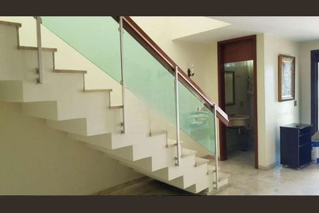 Casa à venda com 400m², 4 quartos e 6 vagas Casa à venda com 400m², 4 quartos e 6 vagasEscada