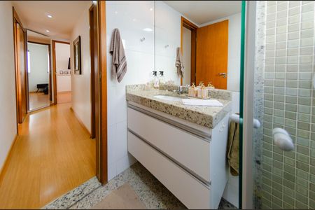 Apartamento à venda com 90m², 3 quartos e 2 vagas Apartamento à venda com 90m², 3 quartos e 2 vagasBanheiro Social