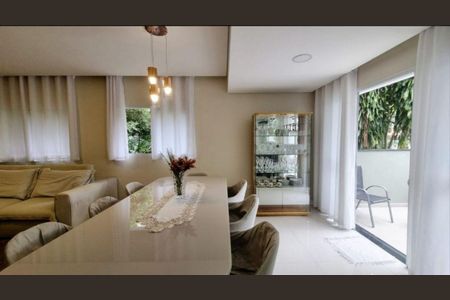 Casa à venda com 340m², 4 quartos e 6 vagasSala