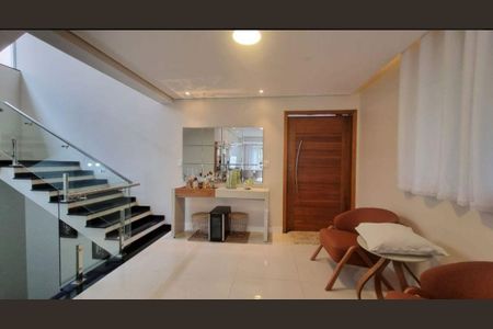 Casa à venda com 340m², 4 quartos e 6 vagasSala