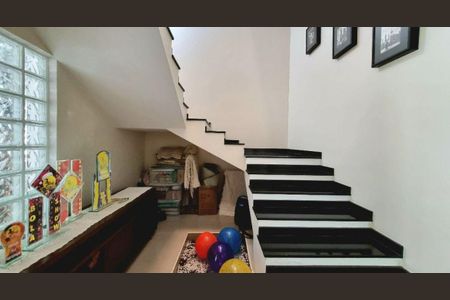 Casa à venda com 340m², 4 quartos e 6 vagasEscada