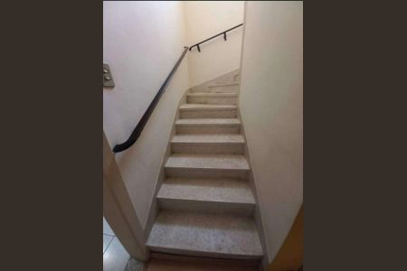 Casa à venda com 250m², 3 quartos e 2 vagas Casa à venda com 250m², 3 quartos e 2 vagasEscada