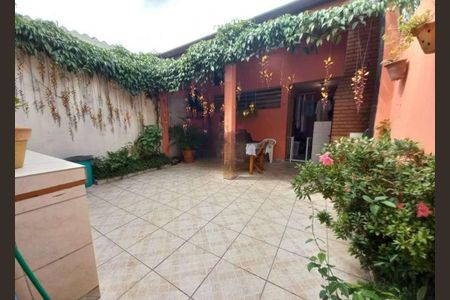 Casa à venda com 250m², 3 quartos e 2 vagas Casa à venda com 250m², 3 quartos e 2 vagasQuintal