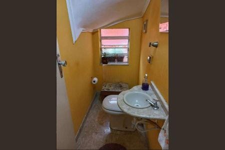 Casa à venda com 250m², 3 quartos e 2 vagas Casa à venda com 250m², 3 quartos e 2 vagasBanheiro