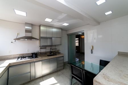 Apartamento para alugar com 260m², 3 quartos e 3 vagas Apartamento para alugar com 260m², 3 quartos e 3 vagasCozinha