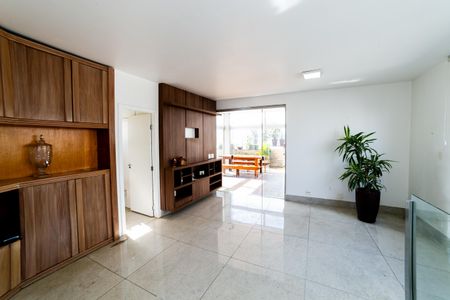 Apartamento para alugar com 260m², 3 quartos e 3 vagas Apartamento para alugar com 260m², 3 quartos e 3 vagasSala de TV